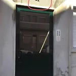 Sunny In A Typical Neighborhood * ליסבון
